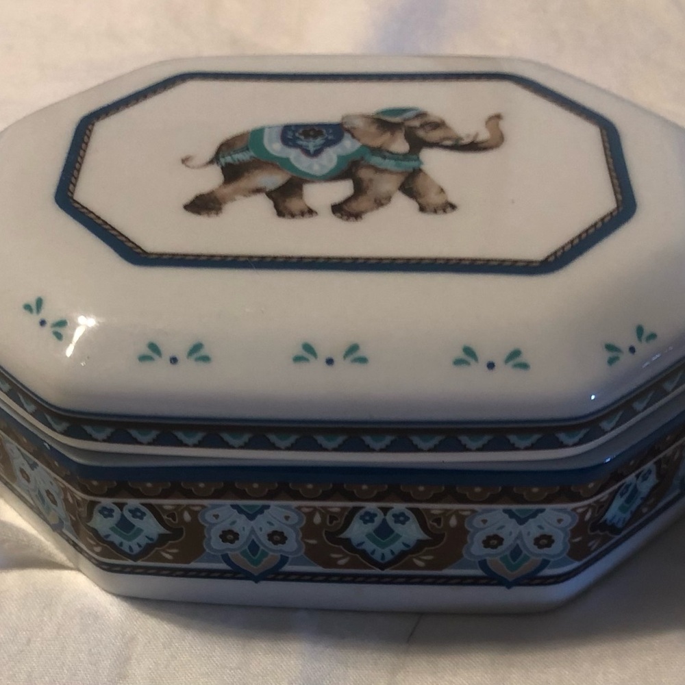Vera Bradley Porcelain Dresser  Lidded Elephant Trinket Dish L- 4"